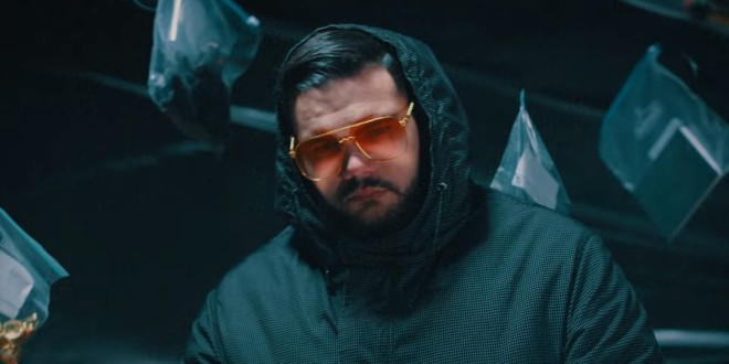 Sadek bouillant dans son nouveau clip \'\'Gambas\'\' avec Kore