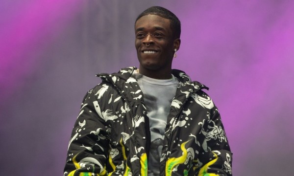 Lil Uzi Vert se fait poser des diamants sur les dents (vidéo) Lil Uzi Vert se fait poser des diamants sur les dents (vidéo)