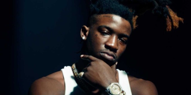 Le rappeur Hotboii pète un câble et frappe violemment un spectateur (vidéo)