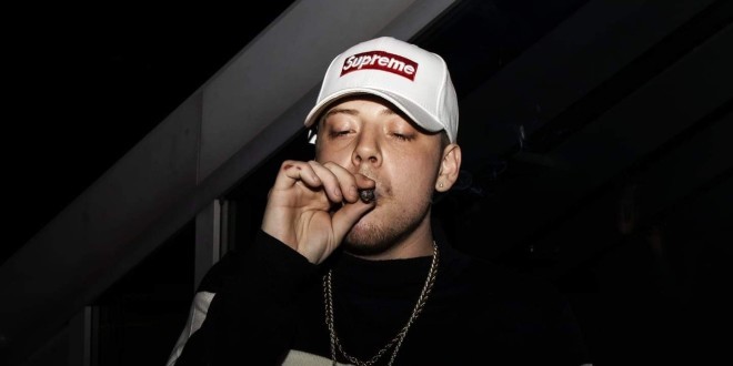 Dans son premier clip, C-Nillz nous parle de \'\'Fake Love\'\'(Clip Officiel