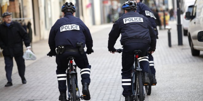 Paris : Un policier tue par balles un homme qui a tenté de le poignarder