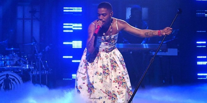 Kid Cudi se produit en live vêtu d\'une robe à fleurs en hommage à Kurt Cobain (vidéo) 