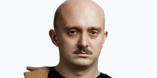 Vald réagit avec humour à un montage photo de lui chauve avec une moustache 