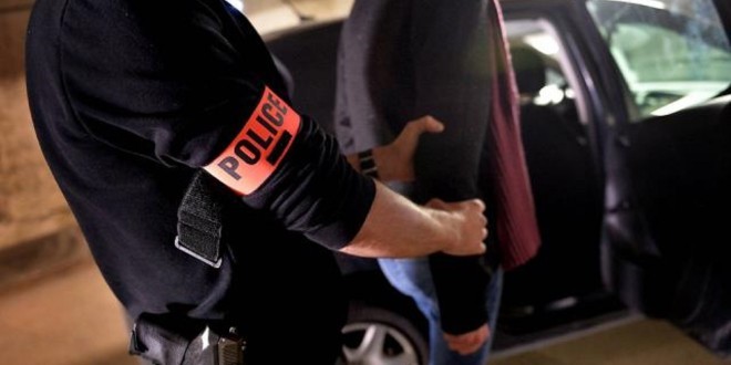 Deux faux policiers mènent des contrôles routiers et tombent sur un vrai commissaire 