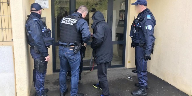Des policiers découvrent leurs photos  et des menaces dans un immeuble en Seine-Saint-Denis 