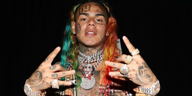 6ix9ine a failli se faire voler ses chaines de 2 millions de dollars lors d’un concert (vidéo) 