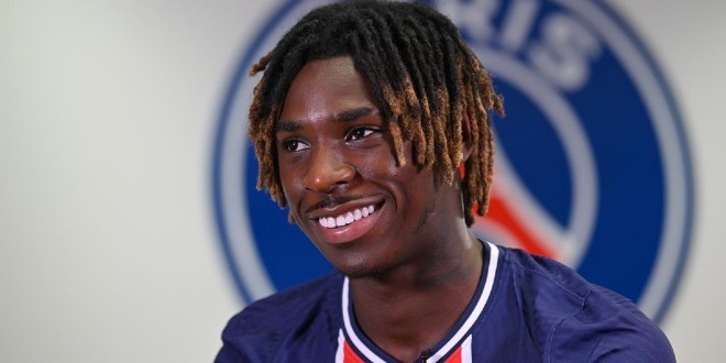 Moise Kean, l’attaquant du PSG distribue des repas aux personnes défavorisées 