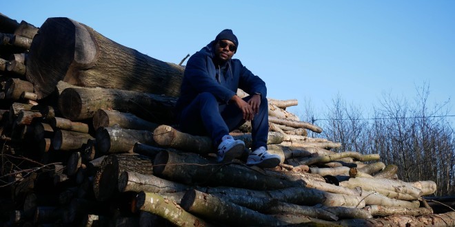 YH débarque avec son premier single \'\'N\'y pense plus\'\'(Clip Officiel)
