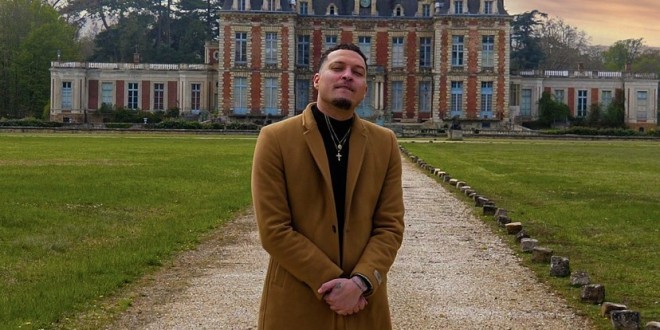 Cash se dévoile dans son premier clip \'\'ILLÉGAL\'\'(Clip Officiel)