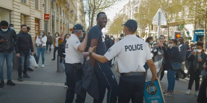 Dans son premier single, Friz nous faire voir un \'\'Mirage\'\'(Clip Officiel)