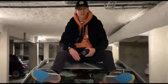 Dans son nouveau clip, JSAY nous fait une \'\'M.A.J\'\'(Clip Officiel)