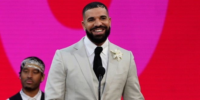 Drake loue un stade de 70.000 places pour célébrer son titre d’artiste de la décennie 