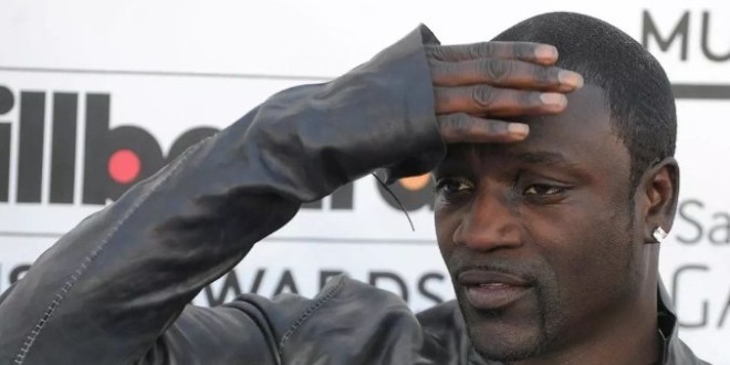 Akon se fait voler son nouvelle  Range Rover  dans une station service à Atlanta 