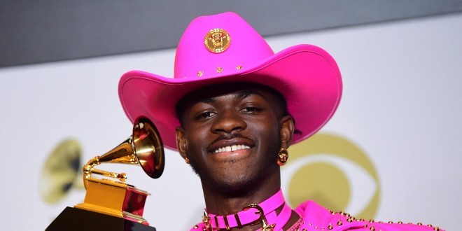Lil Nas X porte une jupe après avoir fait craqué son pantalon en plein direct  (Vidéo) 