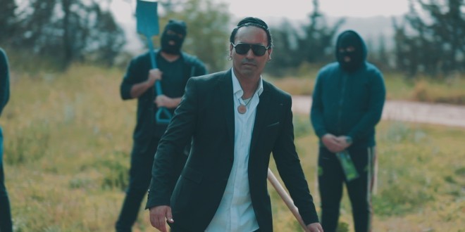 Yoni Gabali charge le barillet pour la \'\'Roulette Russe\'\'(Clip Officiel)