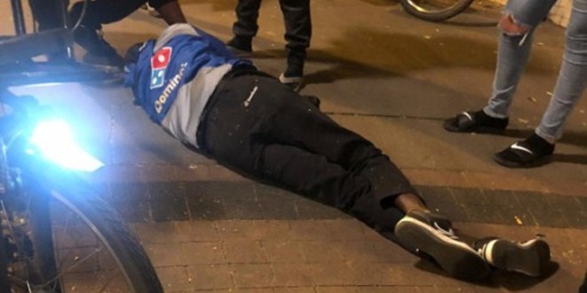 Un livreur de pizza pris au piège et sauvagement agressé à Paris (vidéo)  