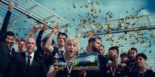 Vald soulève la coupe de la Super Mega League dans son nouveau clip \'\'Footballeur\'\' 