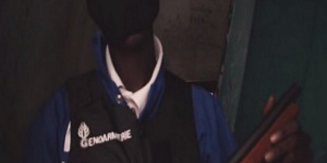 Un rappeur exhibe des armes & un gilet pare-balles volé dans un clip