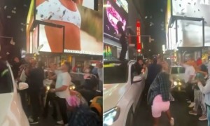 Rich the Kid distribue des liasses de billets à Times Square (Vidéo) Rich the Kid distribue des liasses de billets à Times Square (Vidéo)