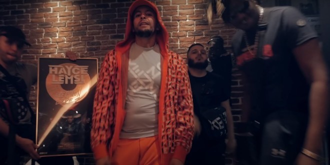 Hayce Lemsi fait un retour fracassant avec \'\'Yeah Hoe\'\' (clip officiel)