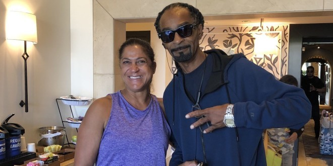 Un sosie se fait passer pour Snoop Dogg et dupe une femme et son fils fans du rappeur