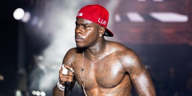 Dababy se fait surprendre par un jet de  baskets en plein concert (Vidéo) 