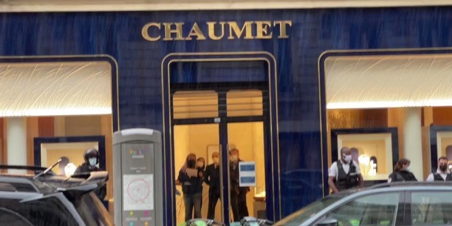 Un homme braque une joaillerie et s’enfuit  avec  3 millions d’euros sur une trottinette (Vidéo)