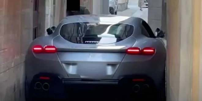 Un conducteur coince sa Ferrari à 250.000euros dans une minuscule ruelle en Italie (Vidéo) 