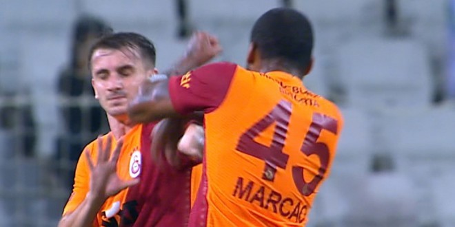 Deux joueurs du Galatasaray se livrent à une violente bagarre en plein match (Vidéo) 