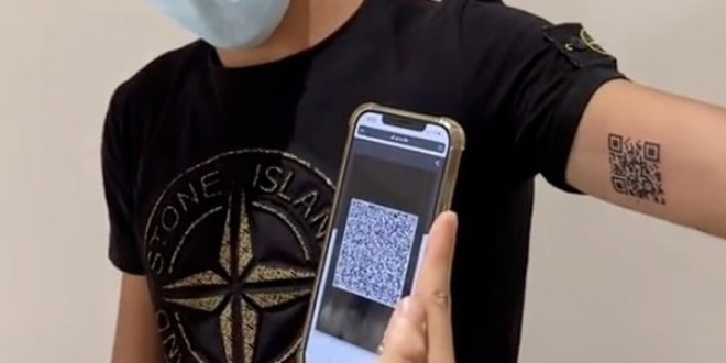 Un Italien se tatoue le QR code de son pass sanitaire sur son Biceps (Vidéo) 