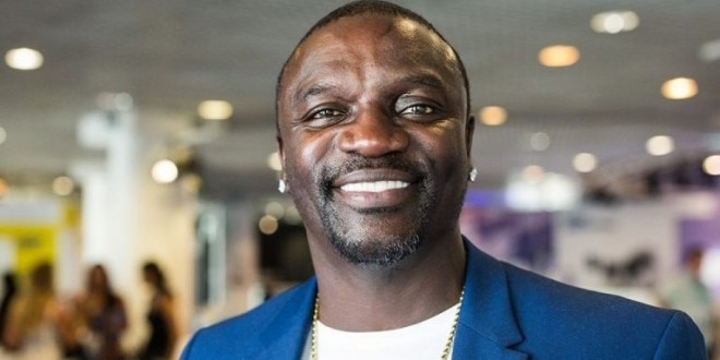 Akon critiqué pour avoir dit que les riches ont plus de problèmes que les pauvres (vidéo) 