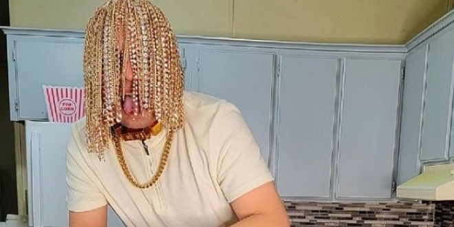 Un rappeur se fait implanter des chaines en or sur son crane (Vidéo) 