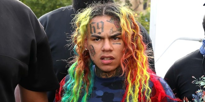 6ix9ine déclenche une violente bagarre avec un fan lors de l’UFC 266 (Vidéo) 