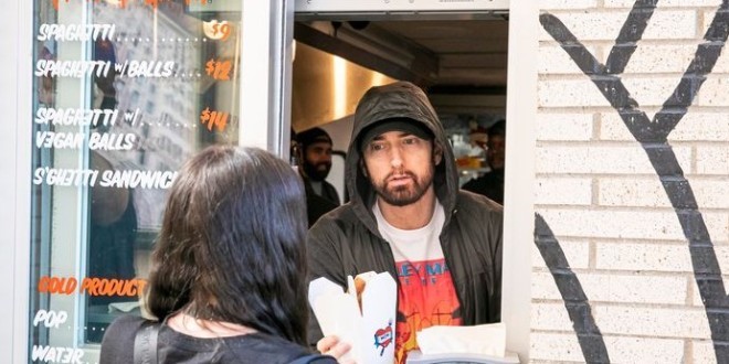 Eminem sert lui-même les clients de son nouveau restaurant  (Vidéo) 