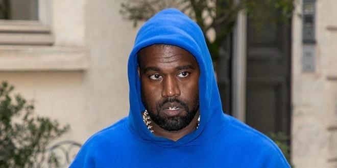 Kanye West provoque une polémique en apparaissant avec des gants Nike