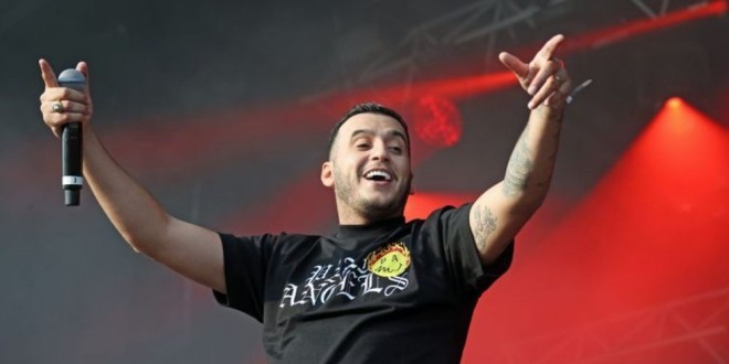 Soso Maness arrête son concert pour défendre une fan qui se faisait harceler (Vidéo) 
