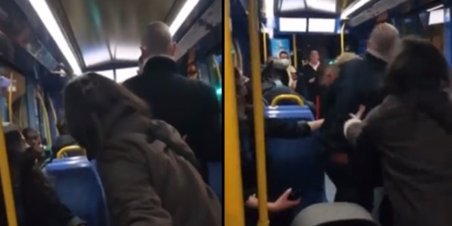 Avec son bébé dans le tram, il demande à un homme d’arrêter de fumer et se fait tabasser (Vidéo) 