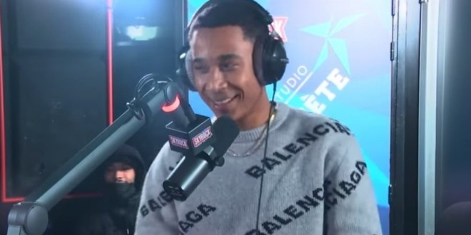Un rappeur lâche un freestyle sur le planète rap de Timal et fait pleureur sa mère en live (Vidéo) 
