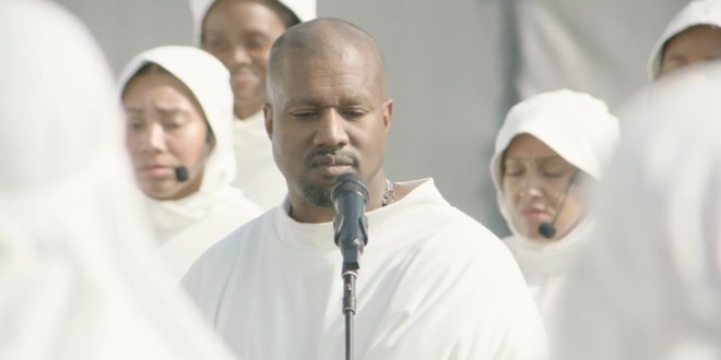 Kanye West provoque un nouveau buzz en se rasant complètement les sourcils
