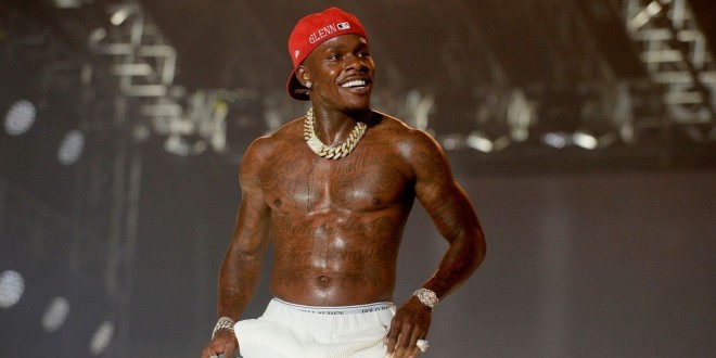 Dababy tombe de scène en plein concert et perd une bague de 20.000$ (Vidéo) 