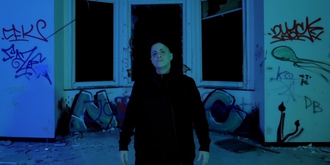La Guina est \'\'Seule dans le noir\'\' dans son dernier titre (Clip Officiel)