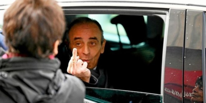Eric Zemmour adresse un doigt d’honneur et insulte une passante à Marseille (Photo) 