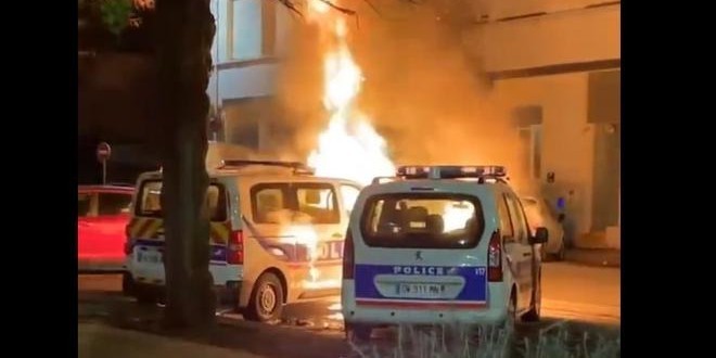 Deux voitures de polices incendiées au cocktail molotov devant un commissariat (Vidéo) 