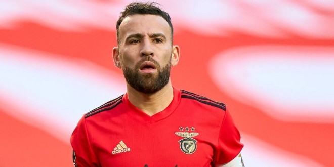 Nicolas Otamendi cambriolé et ligoté avec une ceinture autour du cou 