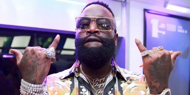Rick Ross fuit une interview en prétendant aller aux toilettes (Vidéo) 