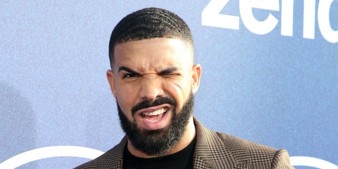 Drake distribue des liasses de billets dans les rues de Toronto (Vidéo) 