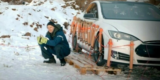 Il fait exploser sa Tesla à la dynamite, car la facture de réparation est trop élevée (Vidéo) 