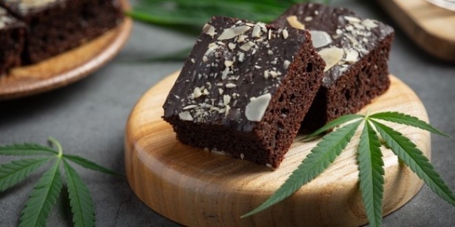Une dame distribue par erreur des brownies au cannabis à des personnes âgées