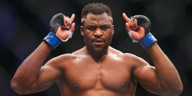 Francis Ngannou possède un collier affichant son plus grand KO en NFT 