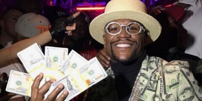 Floyd Mayweather distribue des liasses de billets à des enfants en pleine rue (vidéo) 